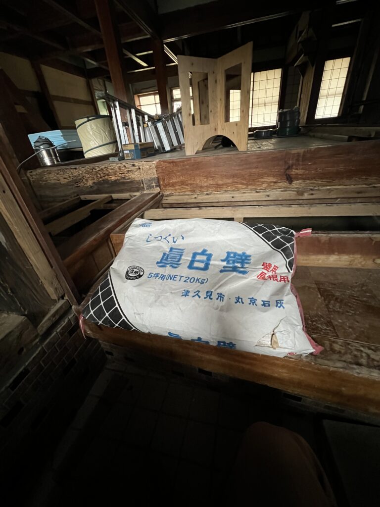 実際に使った「真白壁」漆喰。自然な艶で仕上がりが美しい。