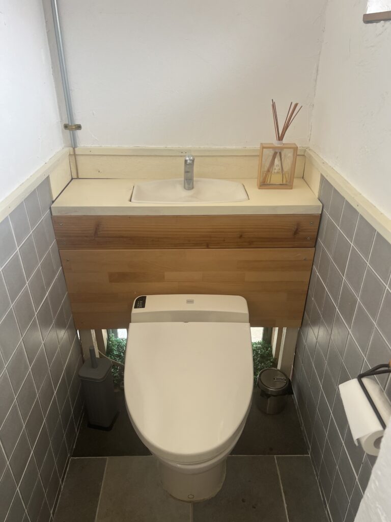 木材でトイレタンクを隠してスッキリさせた完成写真