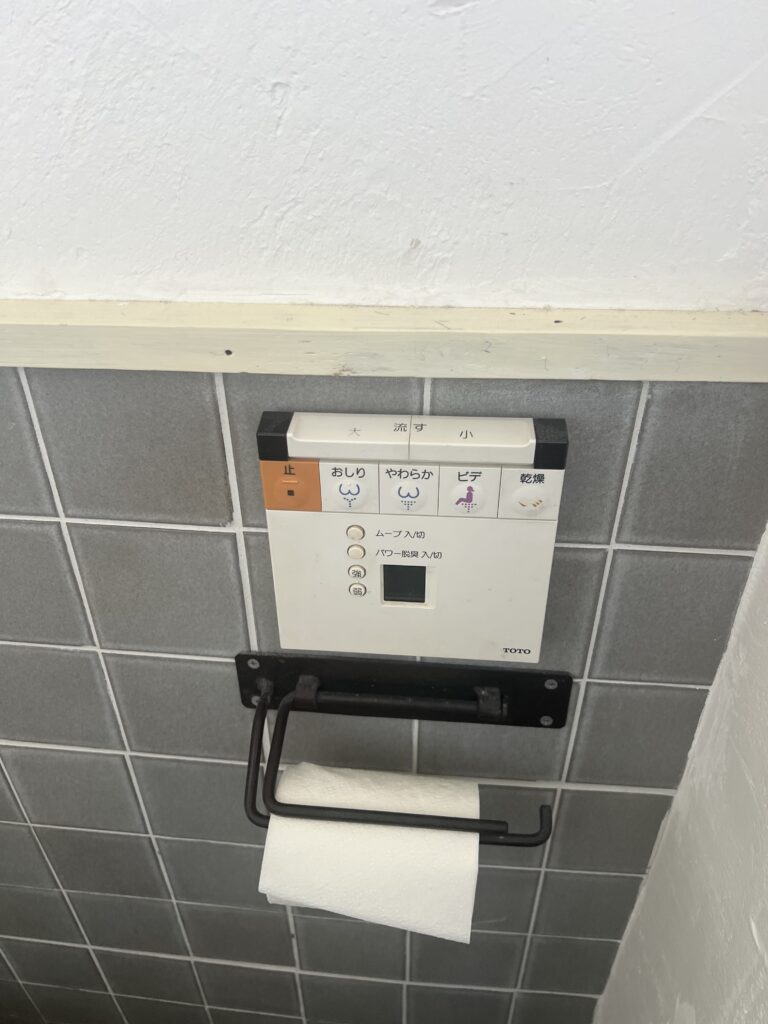 タンクレス風にする為に使用しているトイレ壁のリモコン