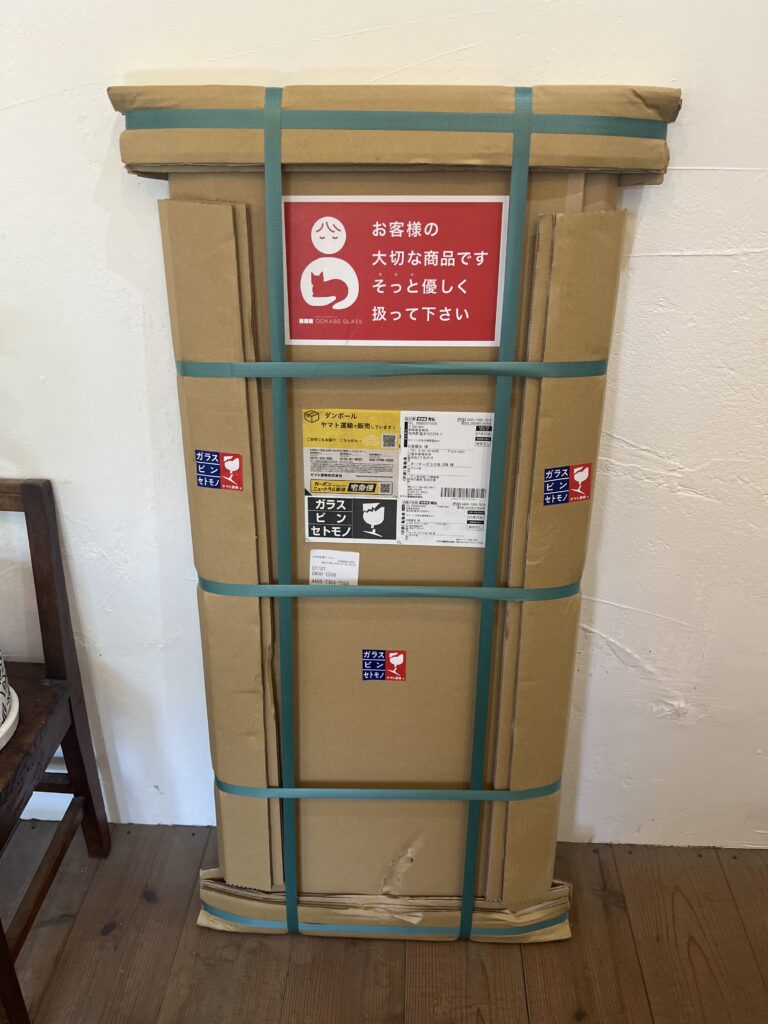 (梱包された状態で届いたガラス)