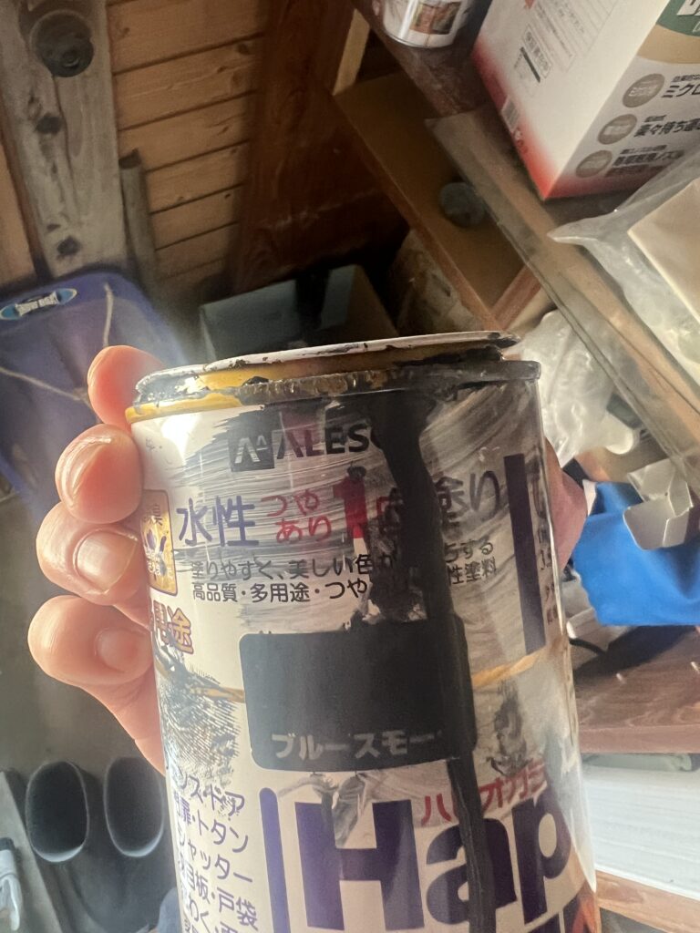３年前に購入したペンキ。色はブルースモーク