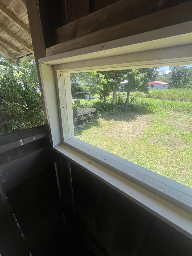 室内側から見たはめ殺し窓