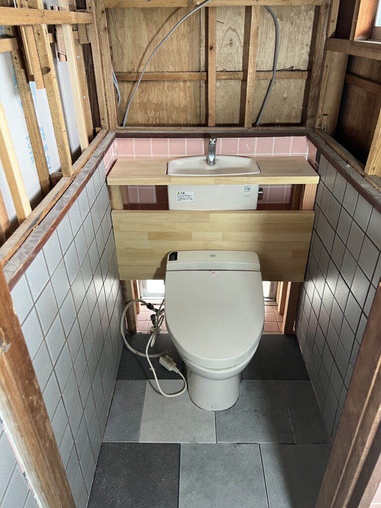 加工した天板やタンクを隠す為の木材の設置途中の写真