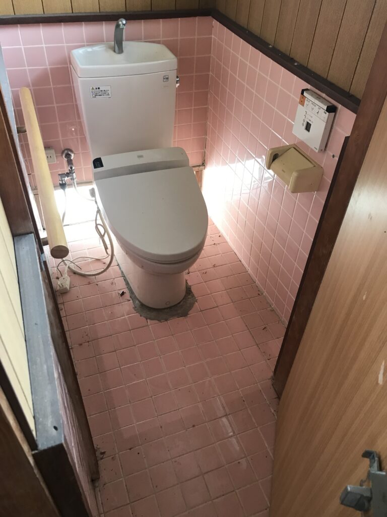 トイレのbefore写真
ピンクのタイルの古いトイレ