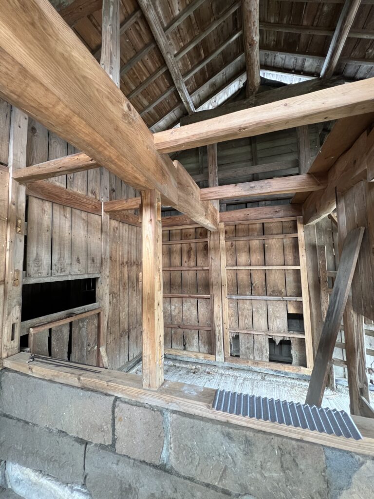 波板を固定するために木枠を組んでいるDIY作業の様子。