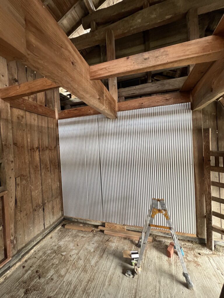 グラインダーでガルバ波板をカットしているDIY作業中の様子。