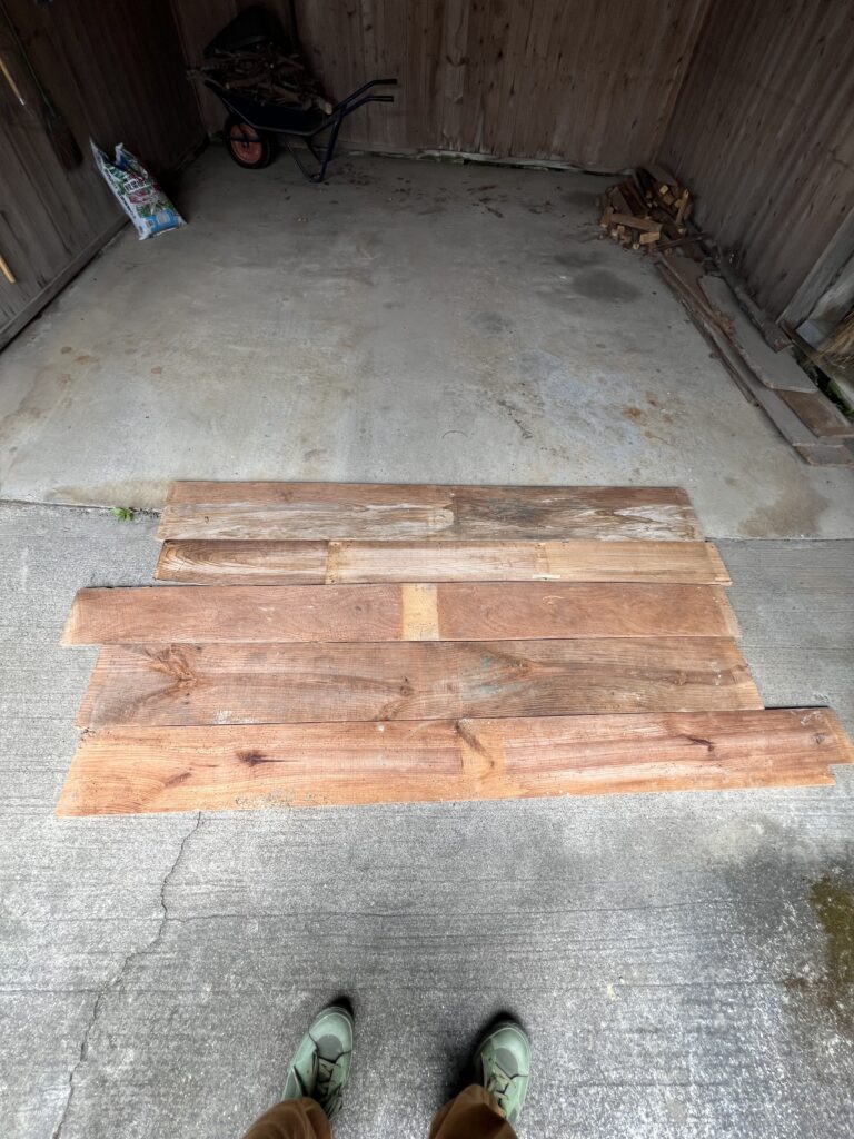 納屋に残っていた古い板材。使い込まれた木目と色ムラが特徴の廃材を再利用する準備。