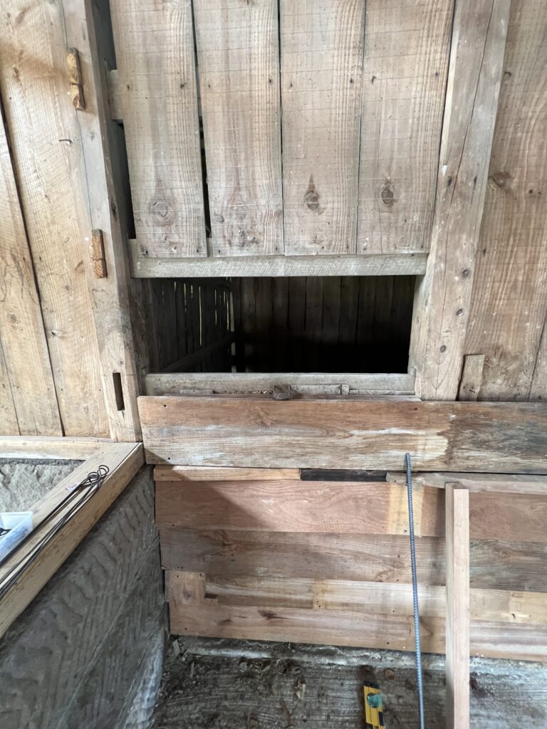 納屋の壁に古材を横張りで取り付けた状態。洋風ガレージの雰囲気を出すための施工途中