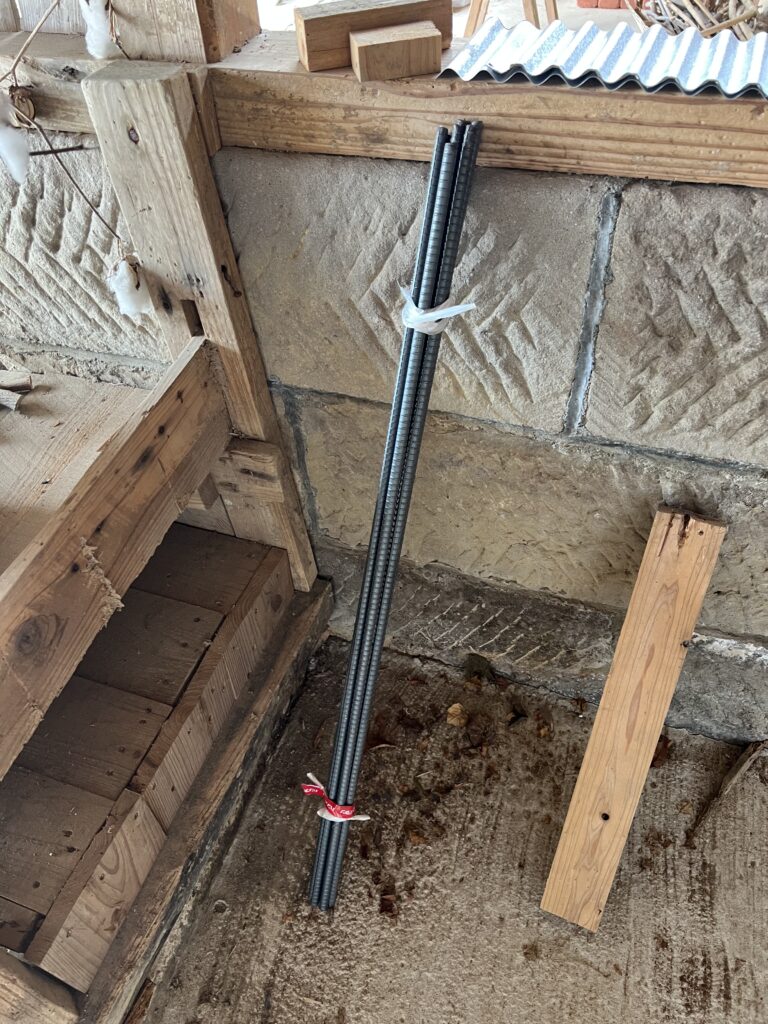 ホームセンターで購入した鉄筋棒（異形丸鋼）。ガレージ壁のアクセントとして使う素材。