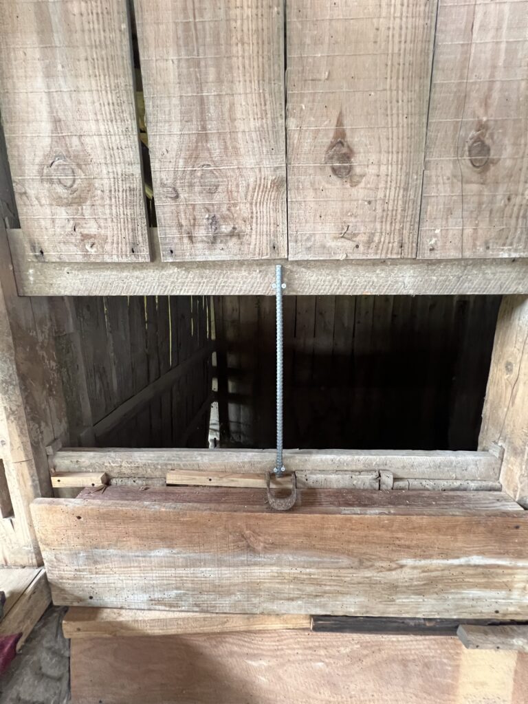 グラインダーで鉄筋をカットし、開口部のサイズに合わせて調整している作業風景。