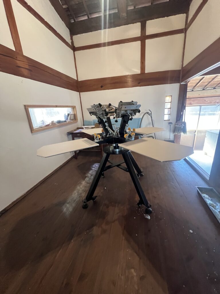 シルクスクリーンの機械
4テーブル4ステーションを組み立てた写真