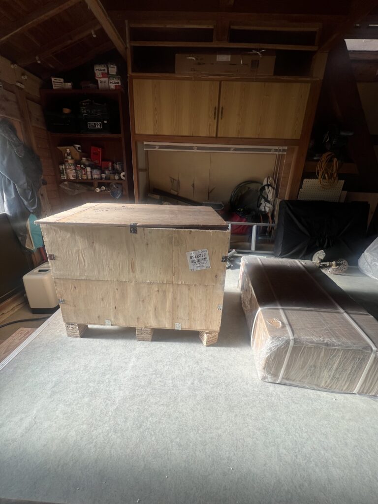 木箱でシルクスクリーンが届いて置いている
重さ240キロ