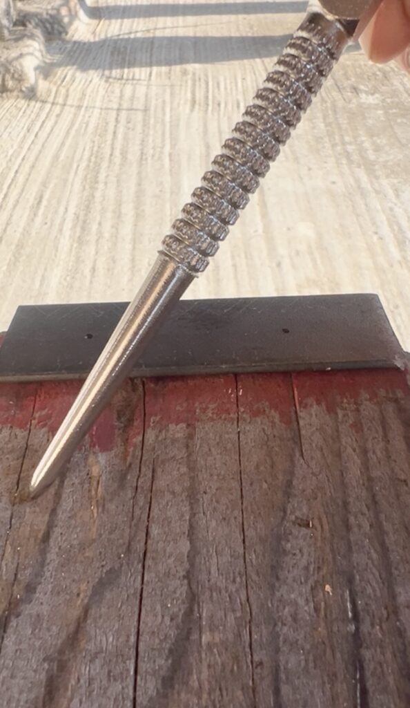 センターポンチで穴位置を正確に決める事が大事